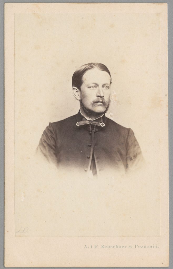 mężczyzna w stroju pol., portr. atelier.,  Dionizy Gółkowski