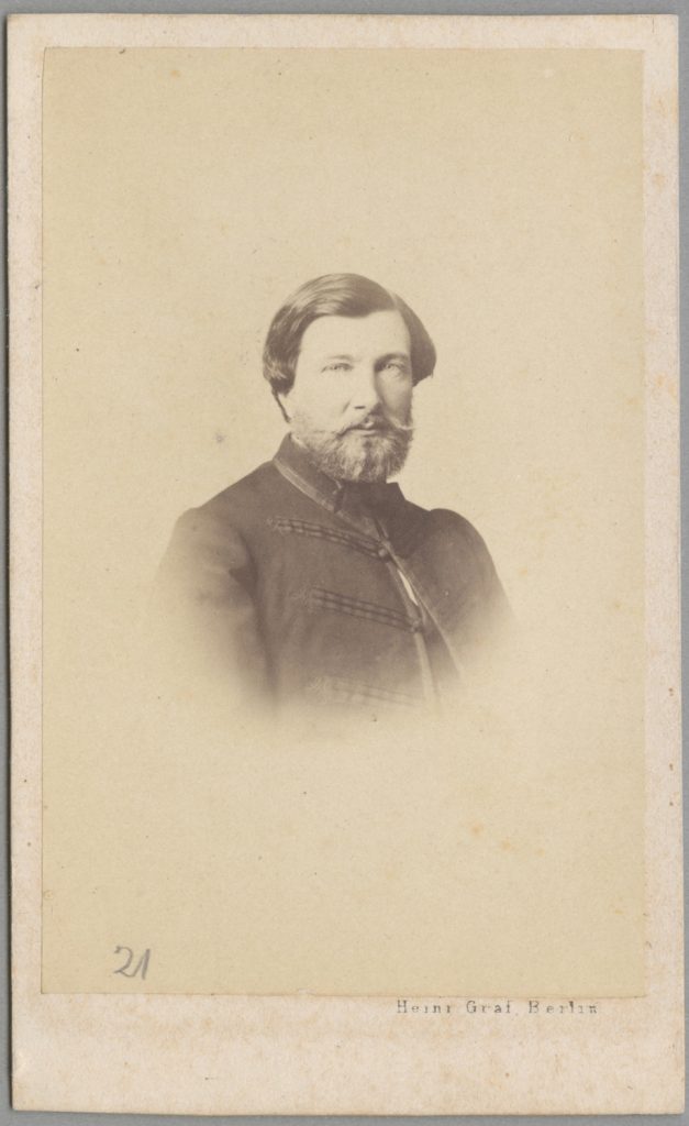 mężczyzna w czamarze, portret atelierowy,