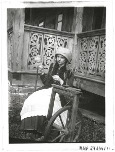 Wiktoria Zubrzycka, portret przy kołowrotku