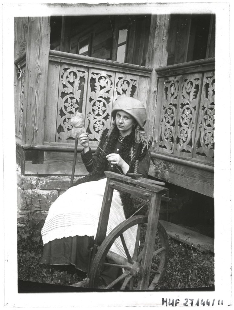 Wiktoria Zubrzycka, portret przy kołowrotku