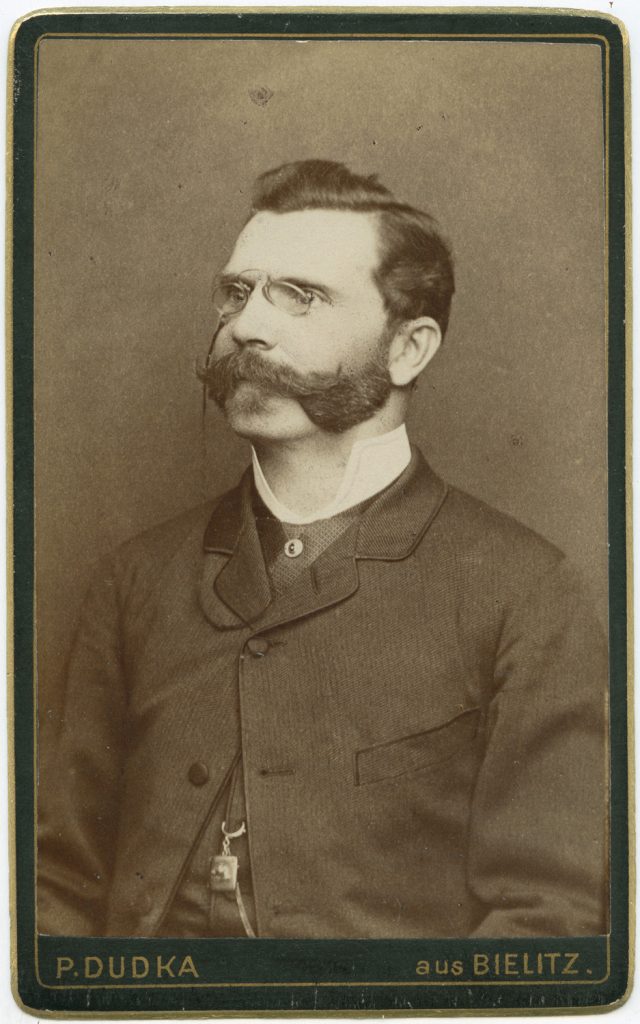 Mężczyzna w binoklach, prokurator, portret