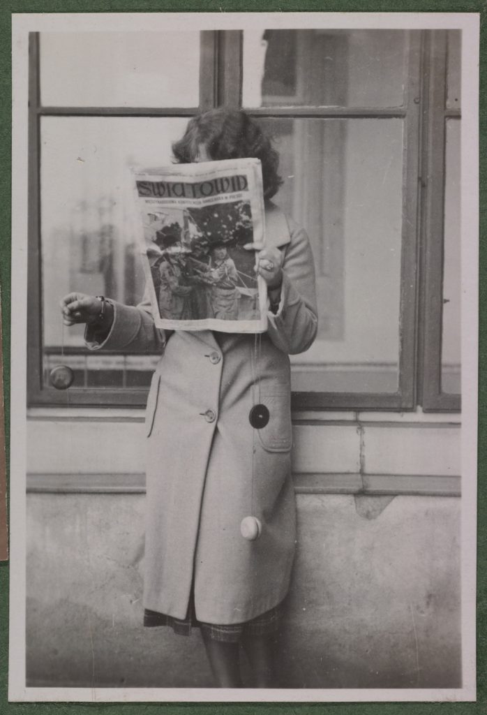 Zofia Mussilowa zasłonięta gazetą, portret