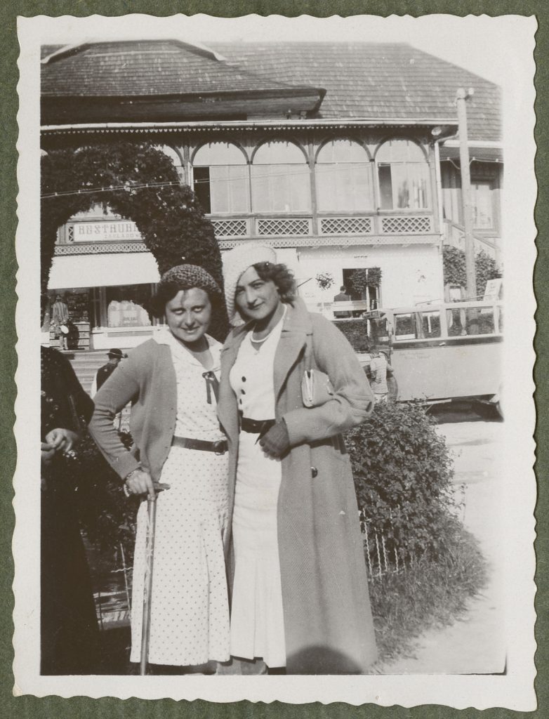 Helena Szlachtowska ze znajomą na tle budynku restauracyjnego, Krynica, portret