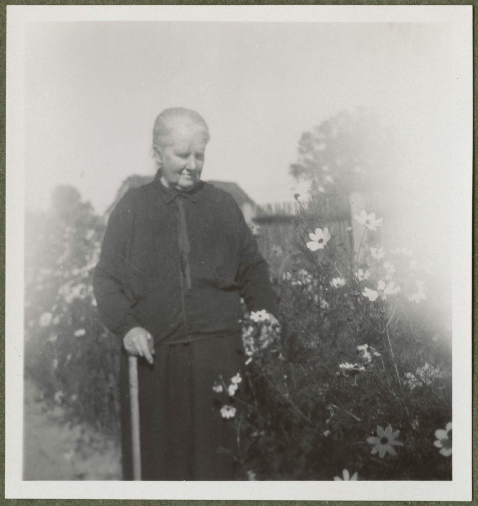 Maria Kosińska stojąca w ogrodzie, Rudawa, portret