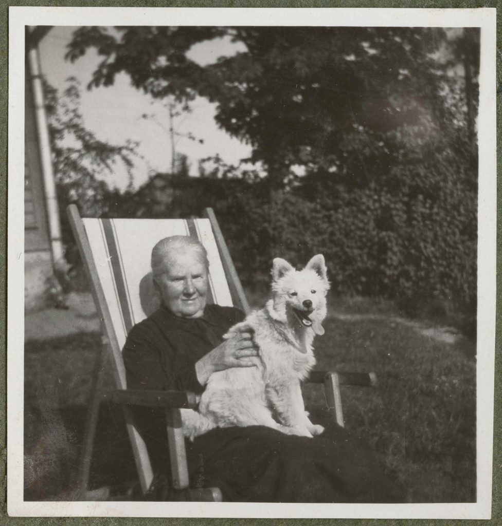 Maria Kosińska na leżaku z psem Lordem, Rudawa, portret