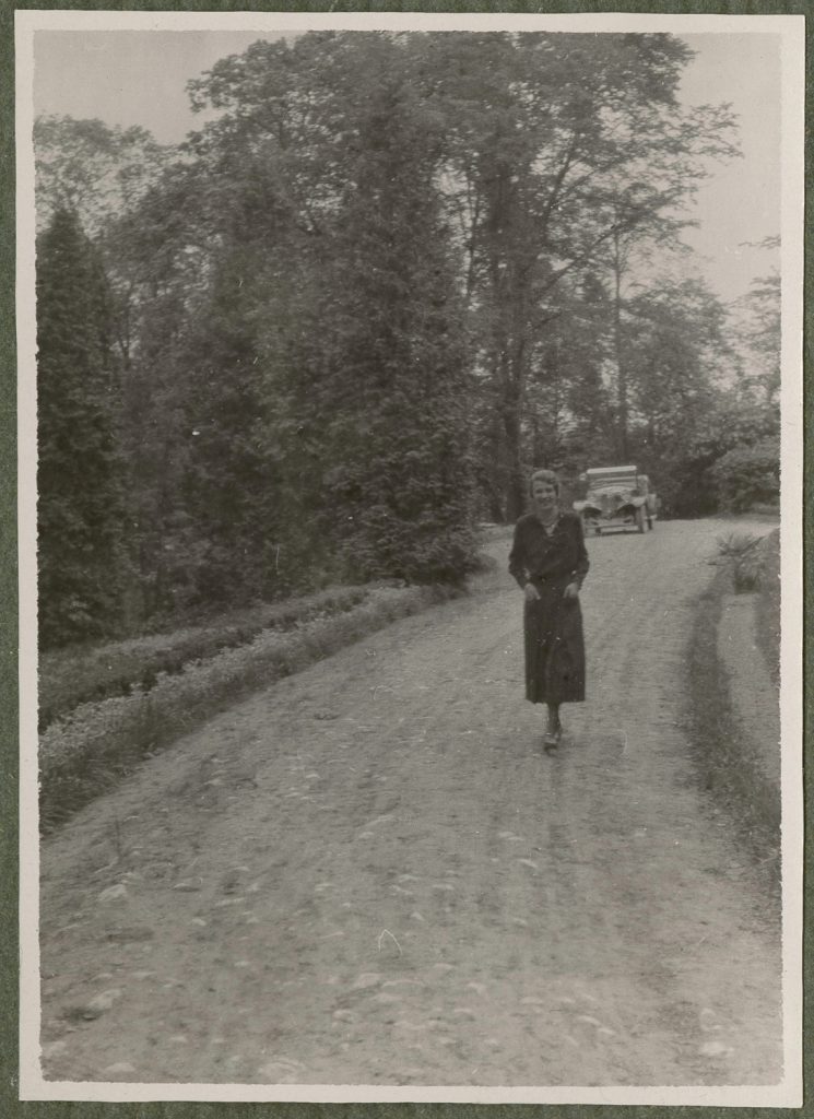 Niegoszowice, Alisia (?) Rostworowska idąca drogą, w plenerze