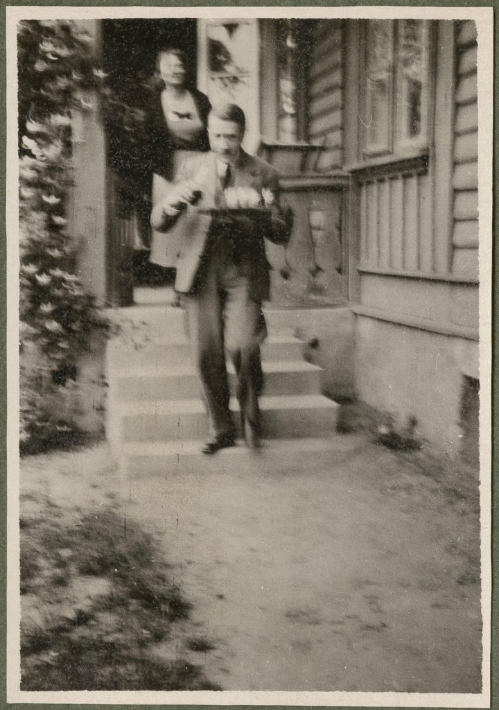 Rudawa, Stanisław Karyłowski niosący tacę z kieliszkami do toastu imieninowego