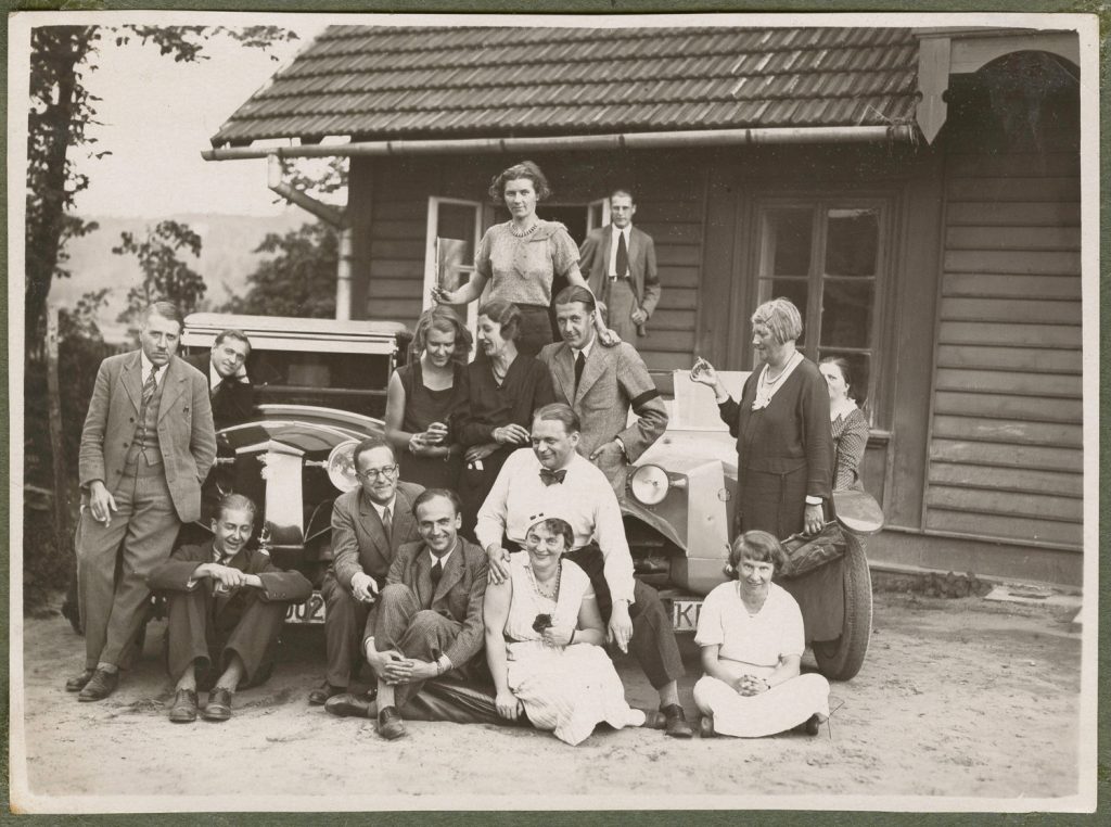 Rudawa, goście Karyłowskich przed domem, samochody, portret zbiorowy