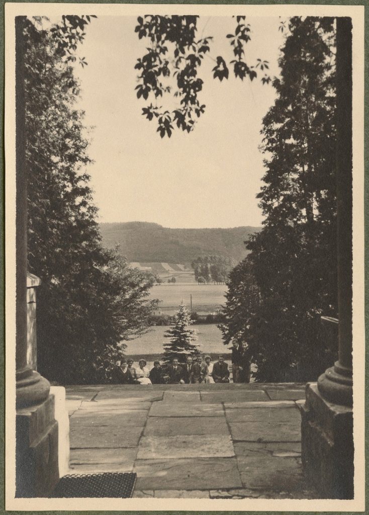 Niegoszowice, taras dworu rodziny Rostworowskich, widok