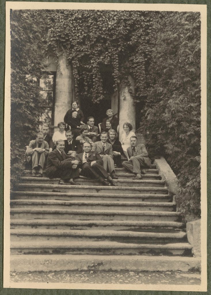 Niegoszowice, goście Rostworowskich upozowani swobodnie, portret zbiorowy
