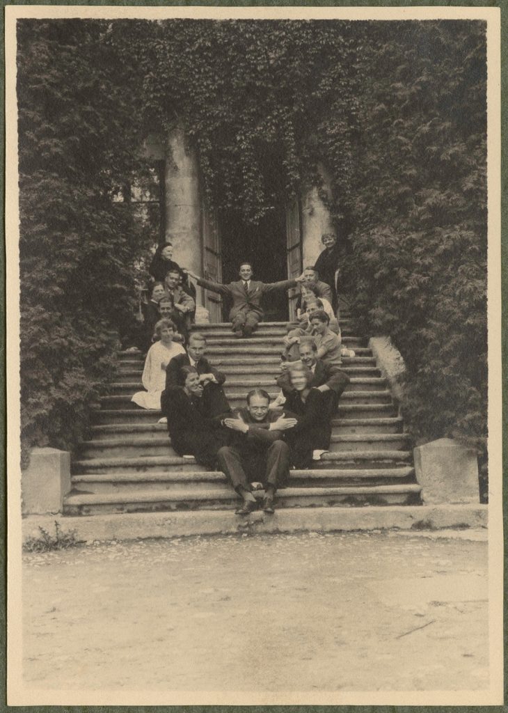 Niegoszowice, goście Rostworowskich upozowani w kształt serca, portret zbiorowy