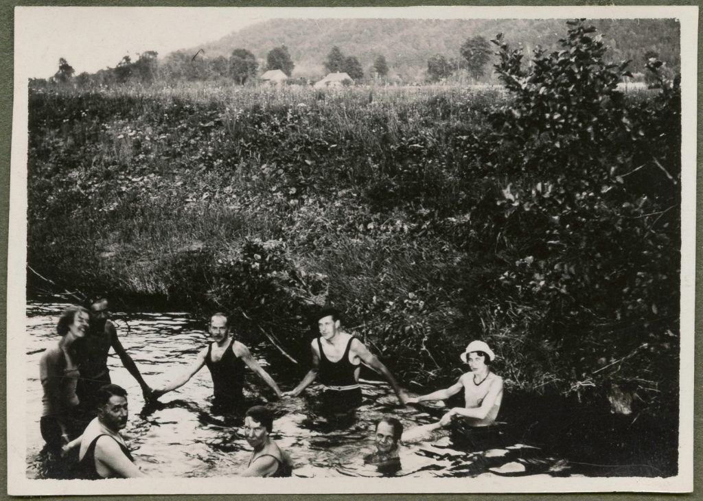 Niegoszowice, kąpiel w Rudawie (?), osiem osób, pejzaż wiejski, portret