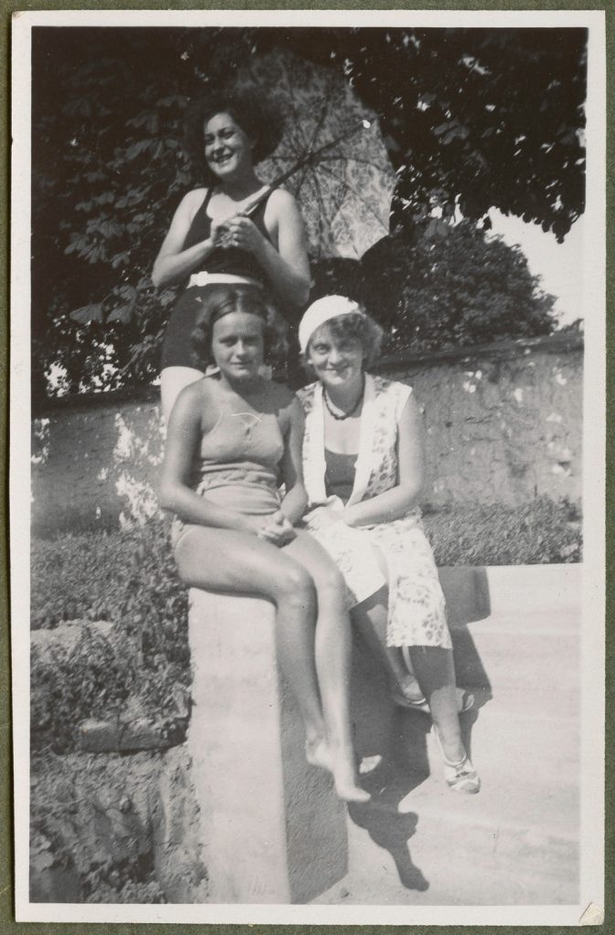 Kraków, Łobzów, kobiety w strojach plażowych, portret w plenerze