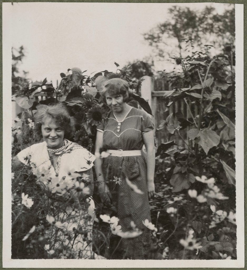 Zofia Mussilowa i Karola Karyłowska w ogrodzie, portret w plenerze