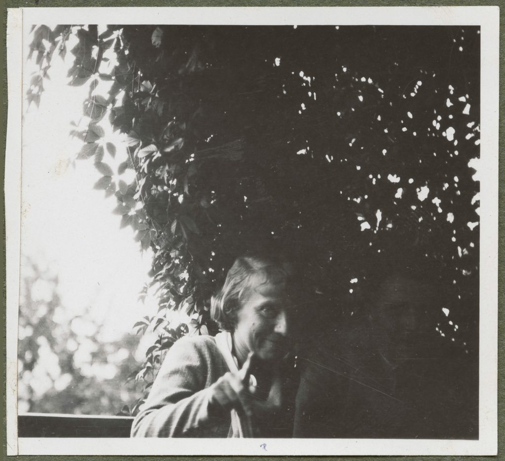 Rudawa, Karola i Stanisław (?) Karyłowscy siedzący na balkonie, portret