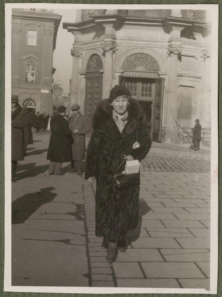 Kraków, Karola Karyłowska przed zachodnią kruchtą Bazyliki Mariackiej, portret