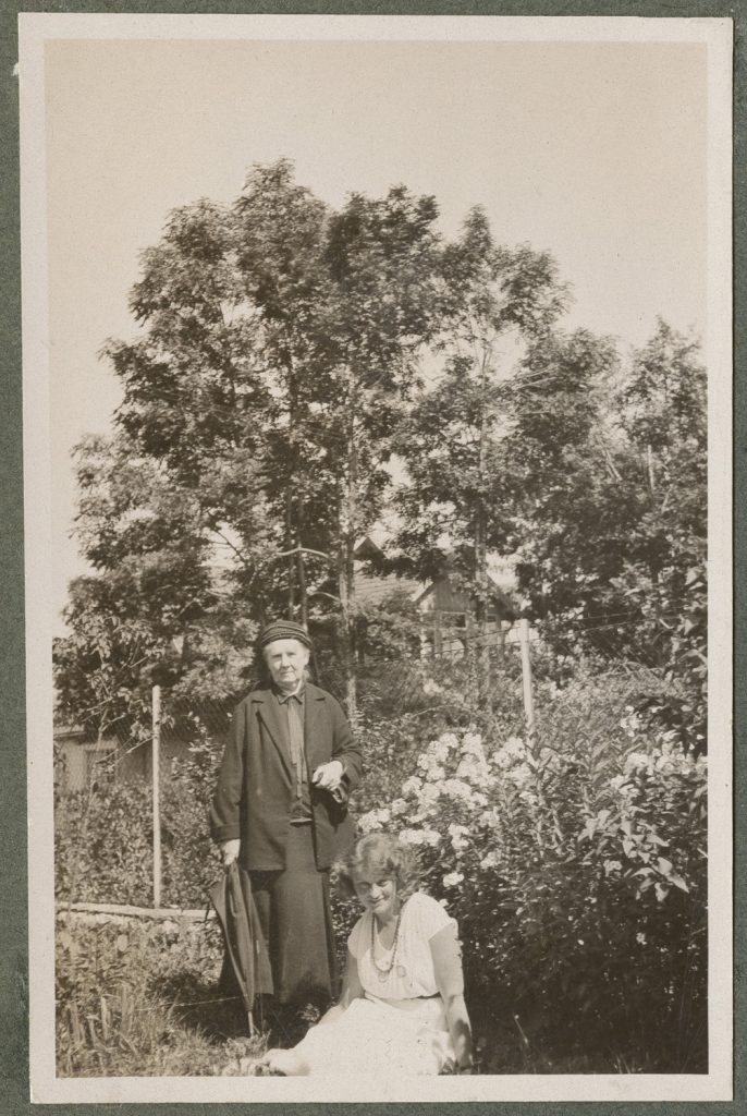Maria Kosińska i Zofia Mussilowa w ogrodzie latem, portret