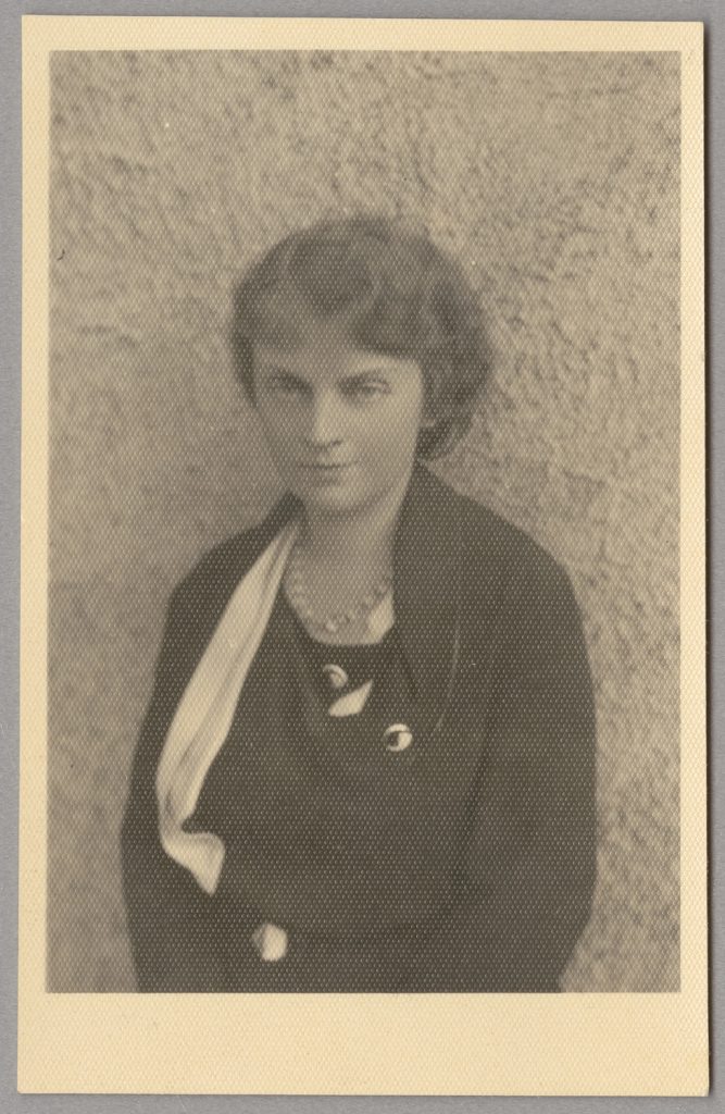 Zofia Mussilowa z domu Kosińska, portret na tle ściany