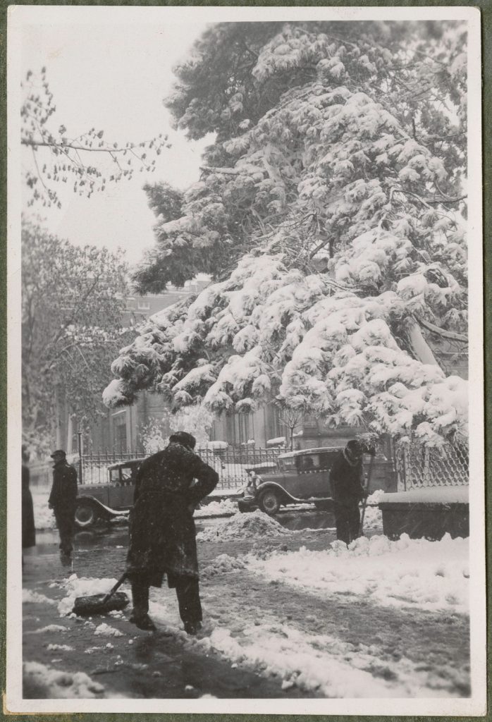 Warszawa, Aleje Ujazdowskie, śnieg na ulicy, widok