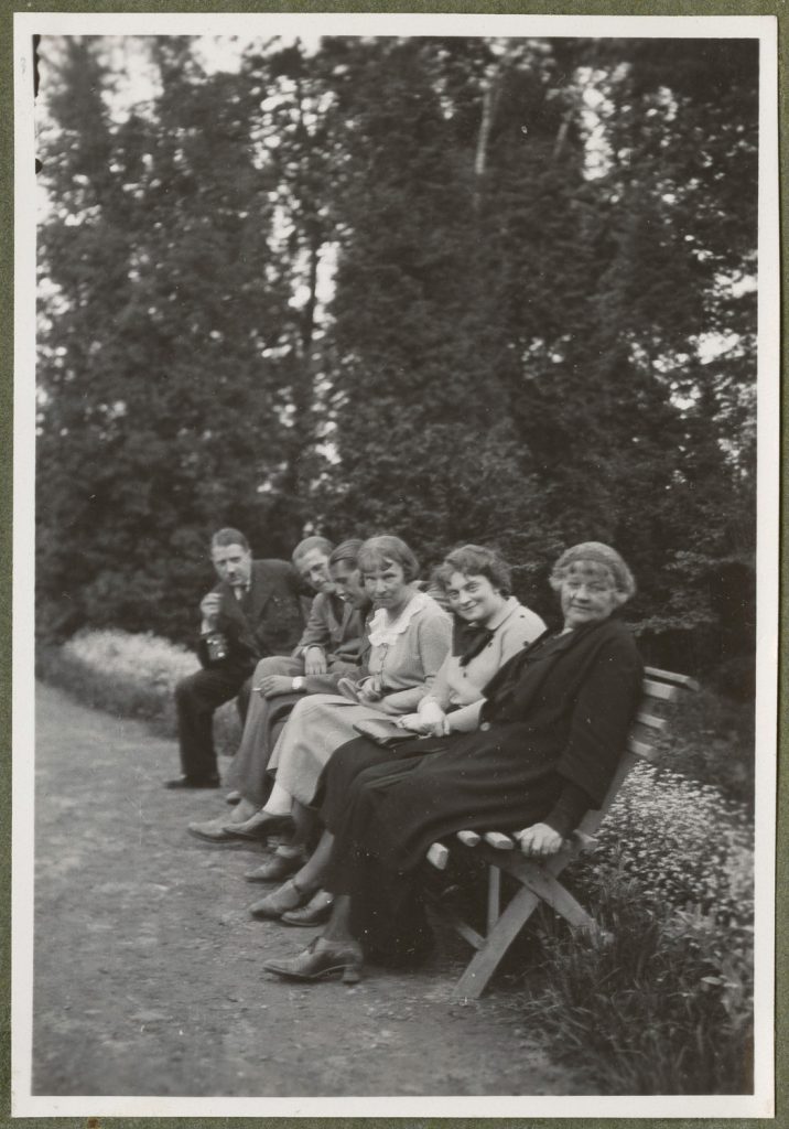Niegoszowice, Karyłowscy, Mussilowie i Rostworowscy na ławce, portret zbiorowy