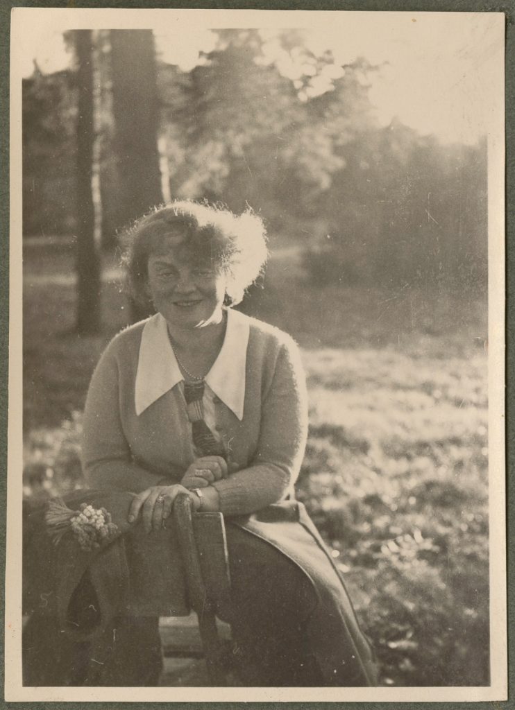 Kraków, Branice, Zofia Mussilowa z domu Kosińska w parku, portret