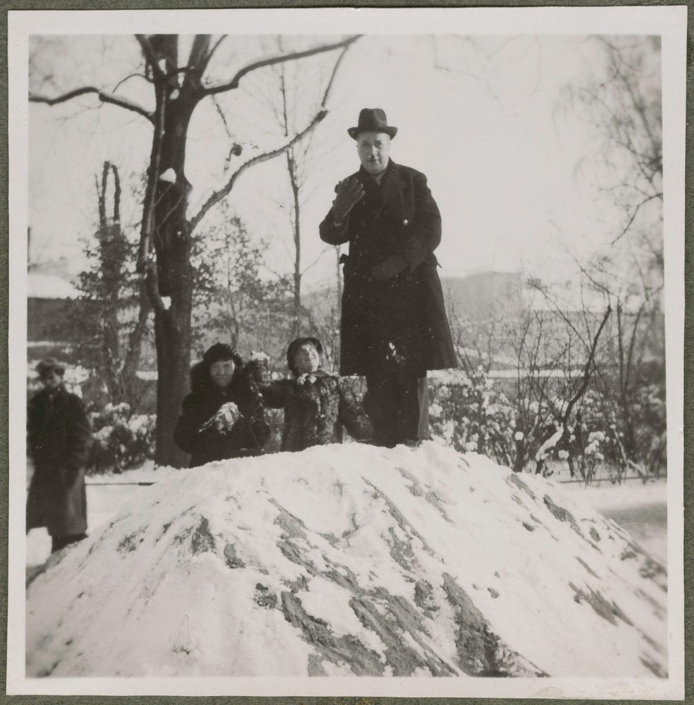Kraków, Karyłowscy i Zofia Mussilowa na Plantach zimą, portret zbiorowy