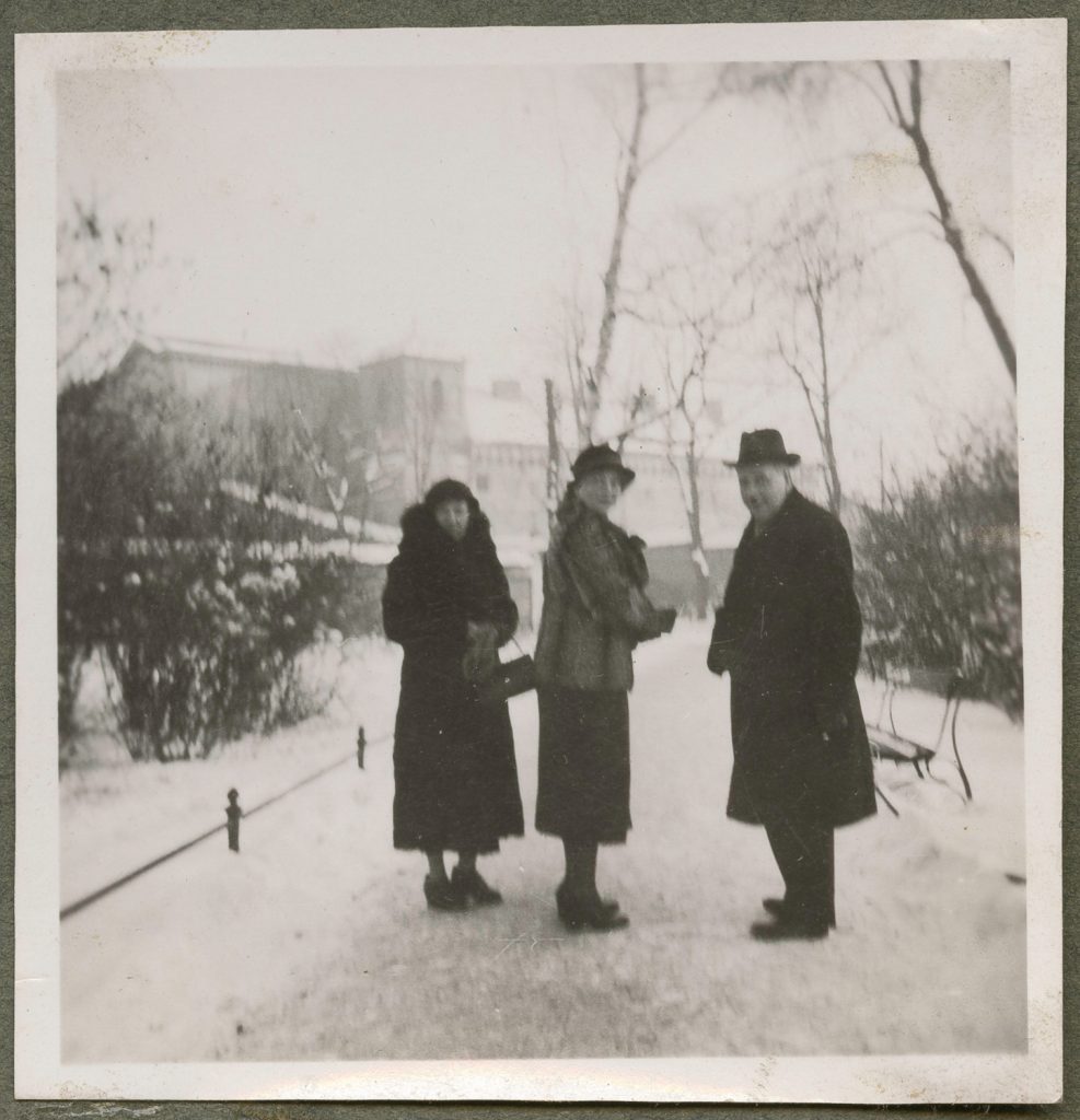 Kraków, Karyłowscy i Zofia Mussilowa na Plantach zimą, portret zbiorowy