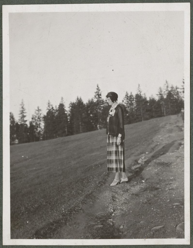 Wanda Korytowska na łące, portret w plenerze