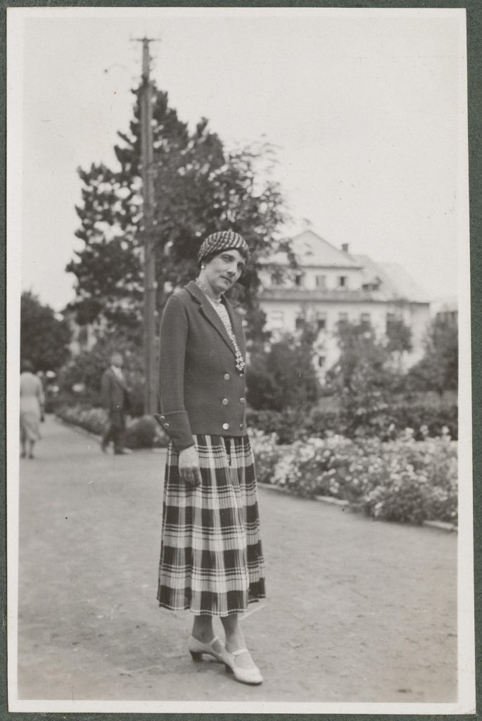 Wanda Korytowska na tle willi, portret w plenerze