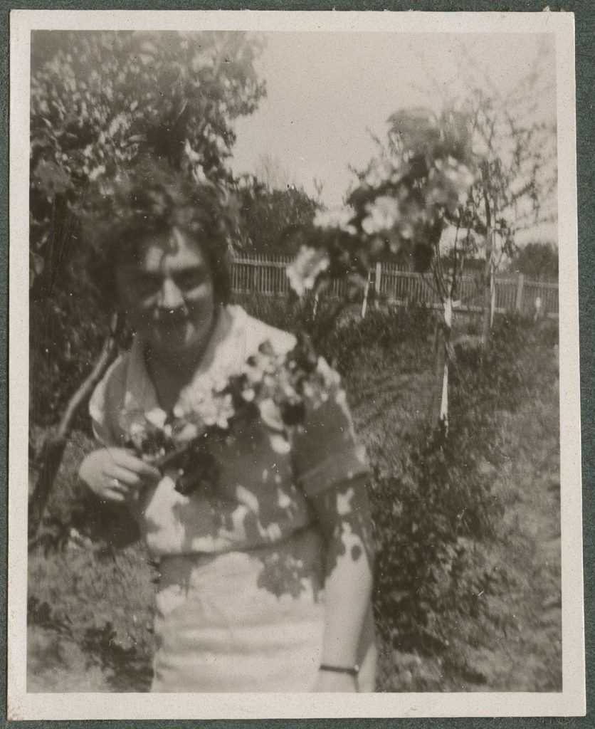 Zofia Mussilowa w ogrodzie, portret w plenerze
