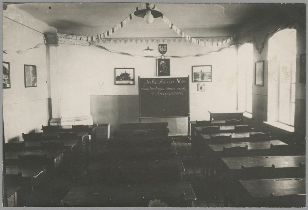 Szkolna sala, szkoła w Święcianach