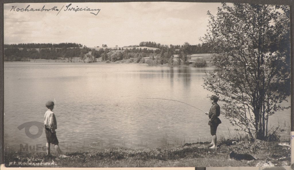 jezioro Kochanówka, chłopcy łowiący ryby