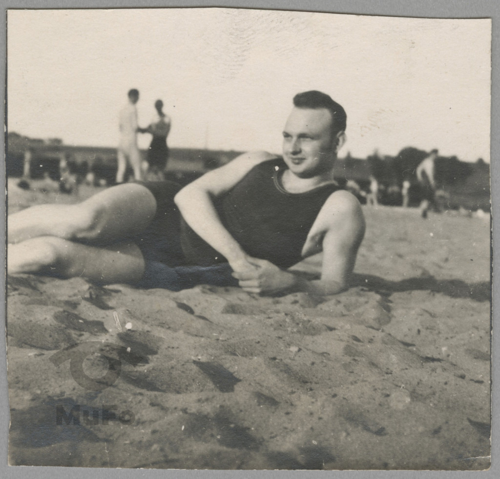 Brunon Motylewski na plaży