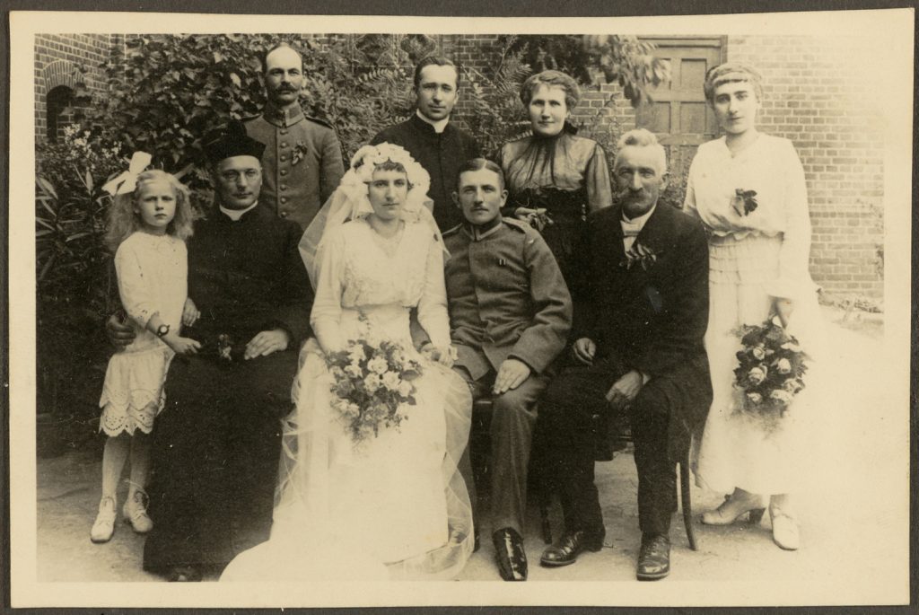 Młoda para i goście weselni rodziny Motylewskich, portret