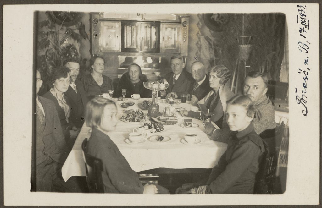 Rodzina Motylewskich przy stole, portret