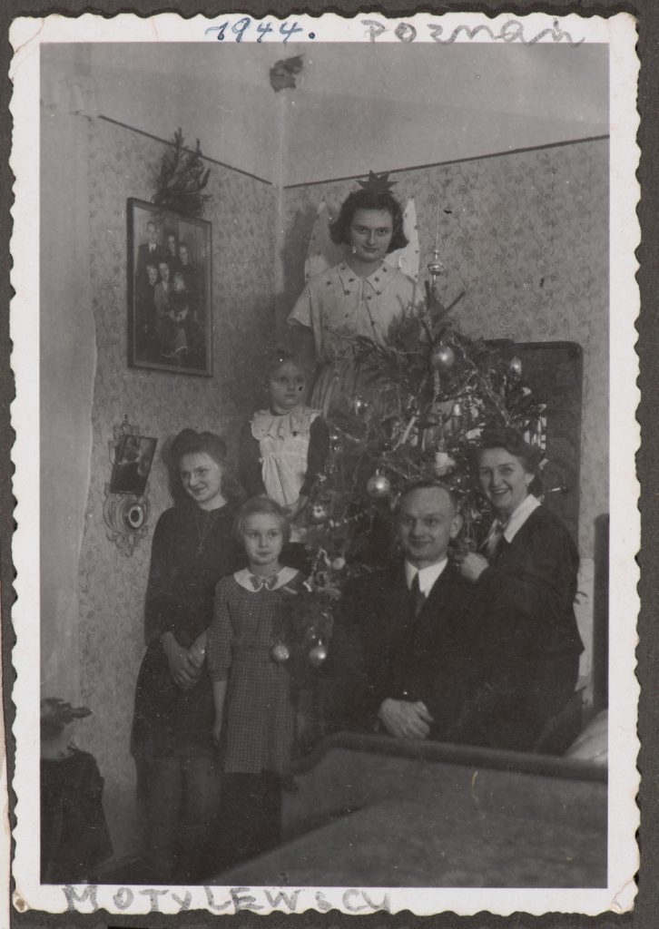 Rodzina Motylewskich przy choince