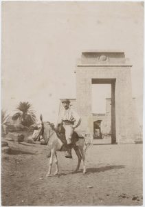 Łukasz Dobrzański na osiołku., Karnak
