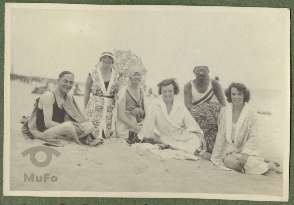 6. osób siedzących na plaży, portret zbiorowy