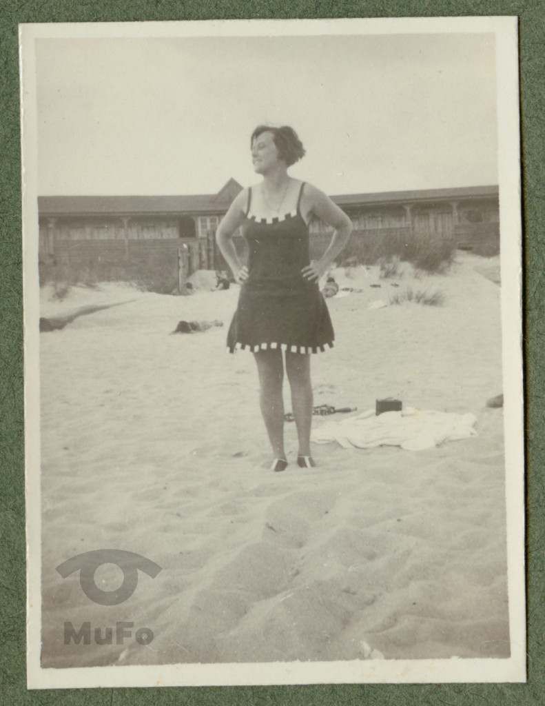 Helena Szlachtowska na plaży