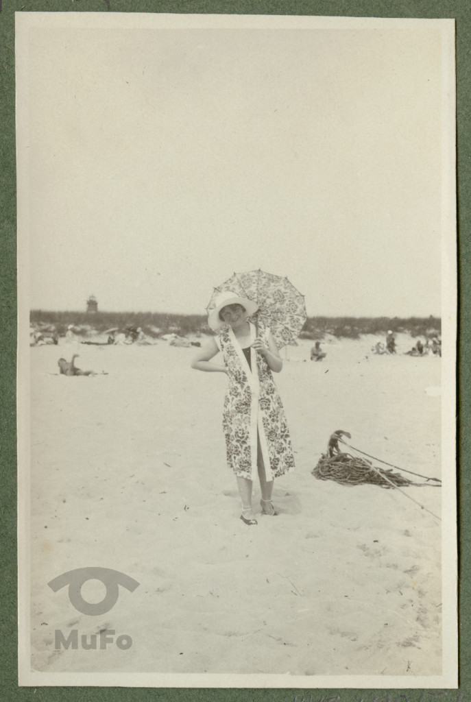 Zofia Mussilowa stojąca na plaży
