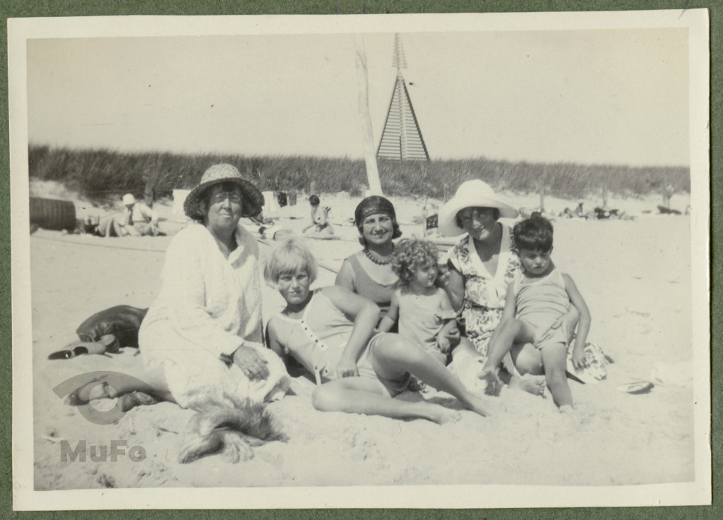 Zofia Kosińska ze znajomymi na plaży