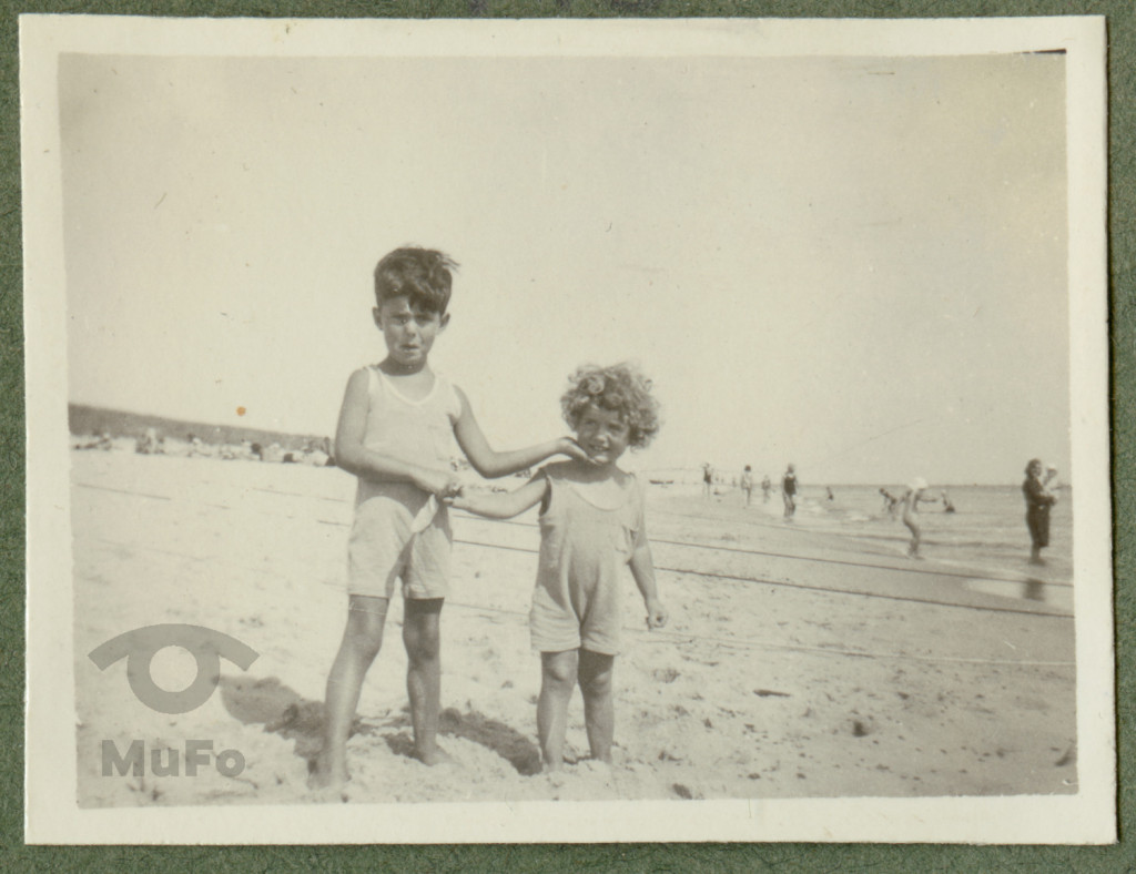 dwoje dzieci na plaży