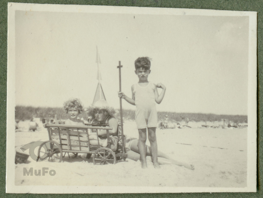 Troje dzieci na plaży