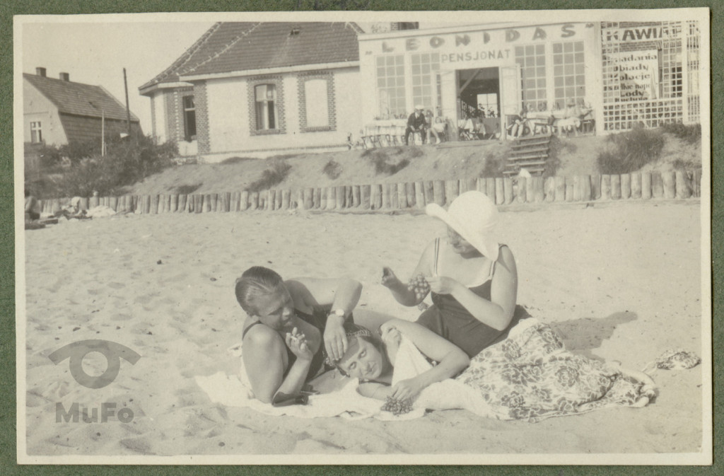Zofia i Paweł Mussilowie z Heleną Szlachtowską na plaży