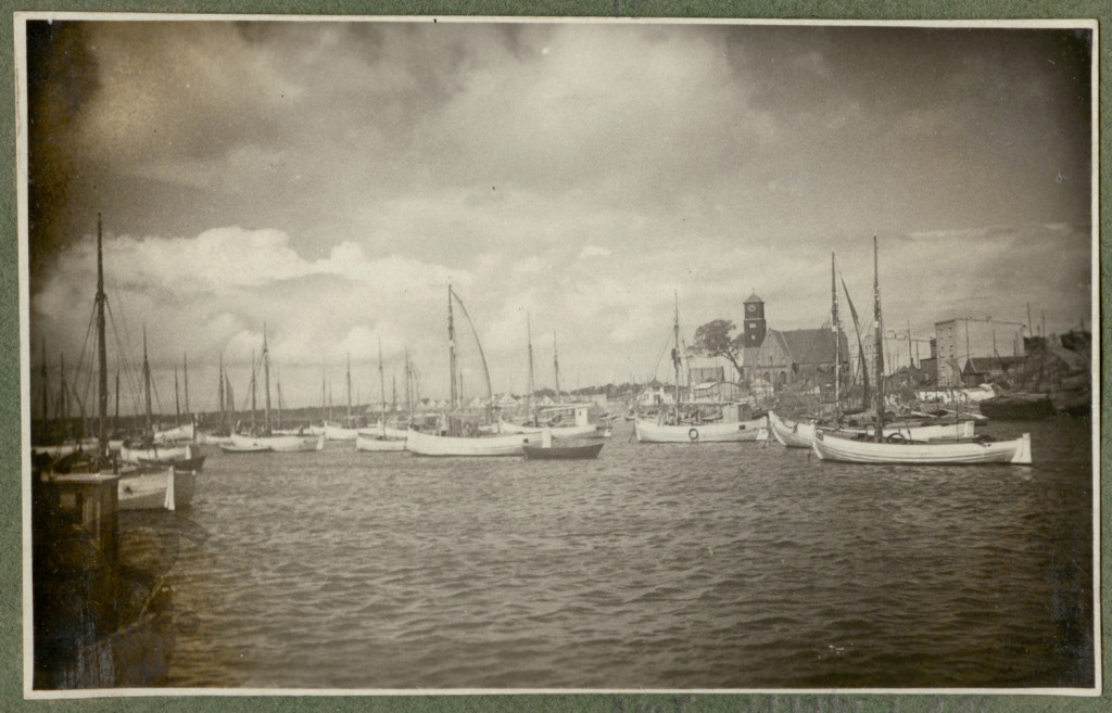 widok portu w czasie burzy