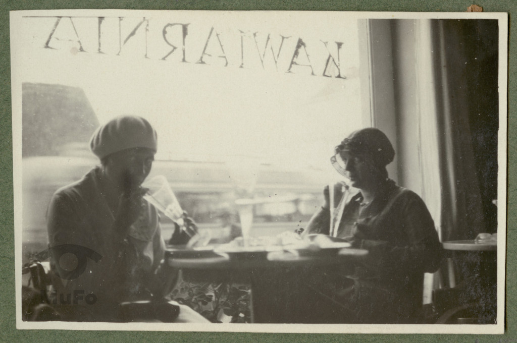 Helena Szlachtowska i Zofia Mussilowa w kawiarni