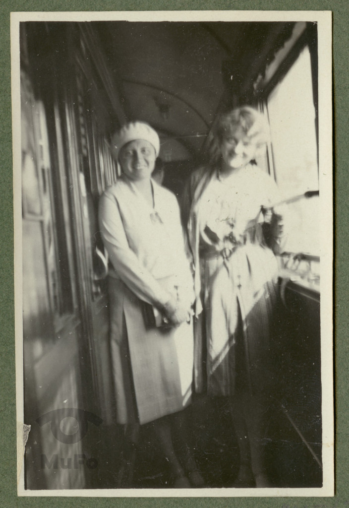Helena Szlachtowska i Zofia Mussilowa w korytarzu wagonu