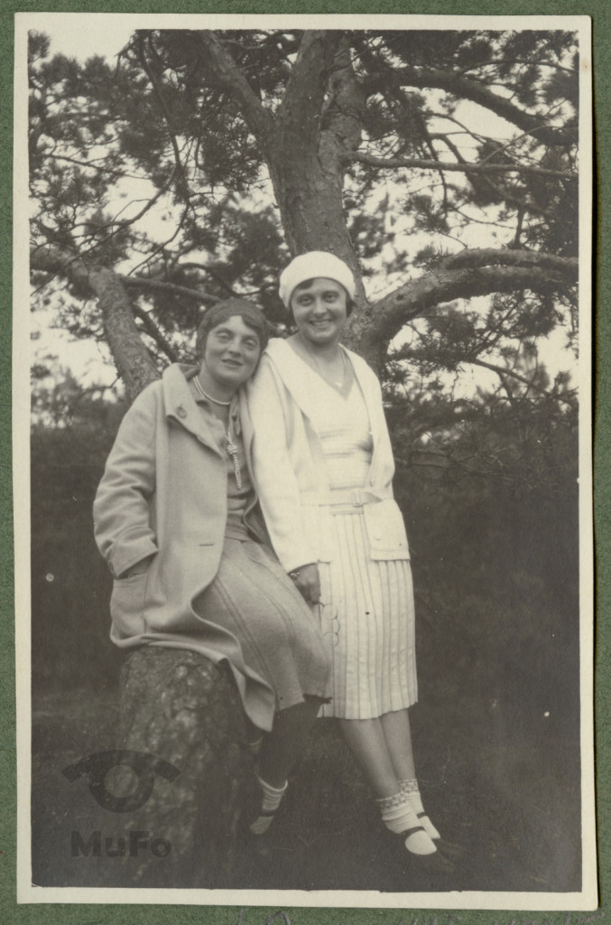 Zofia Mussilowa i Helena Szlachtowska przy sośnie