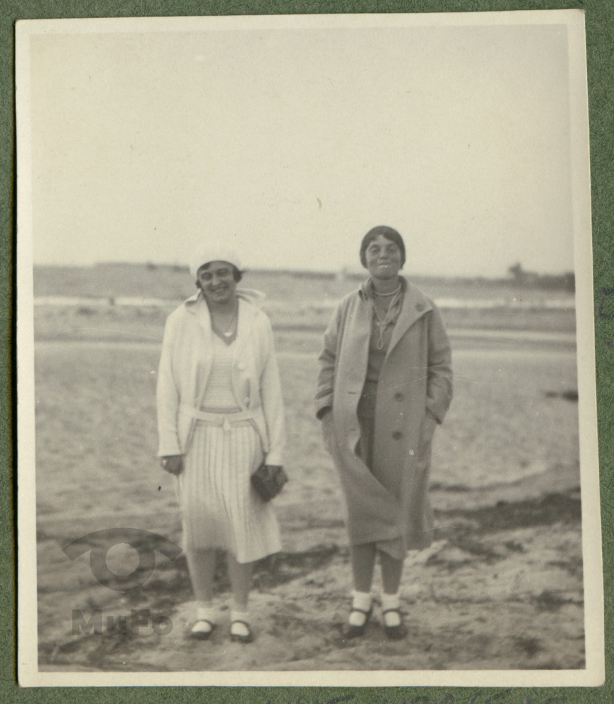 Helena Szlachtowska i Zofia Mussilowa idące plażą