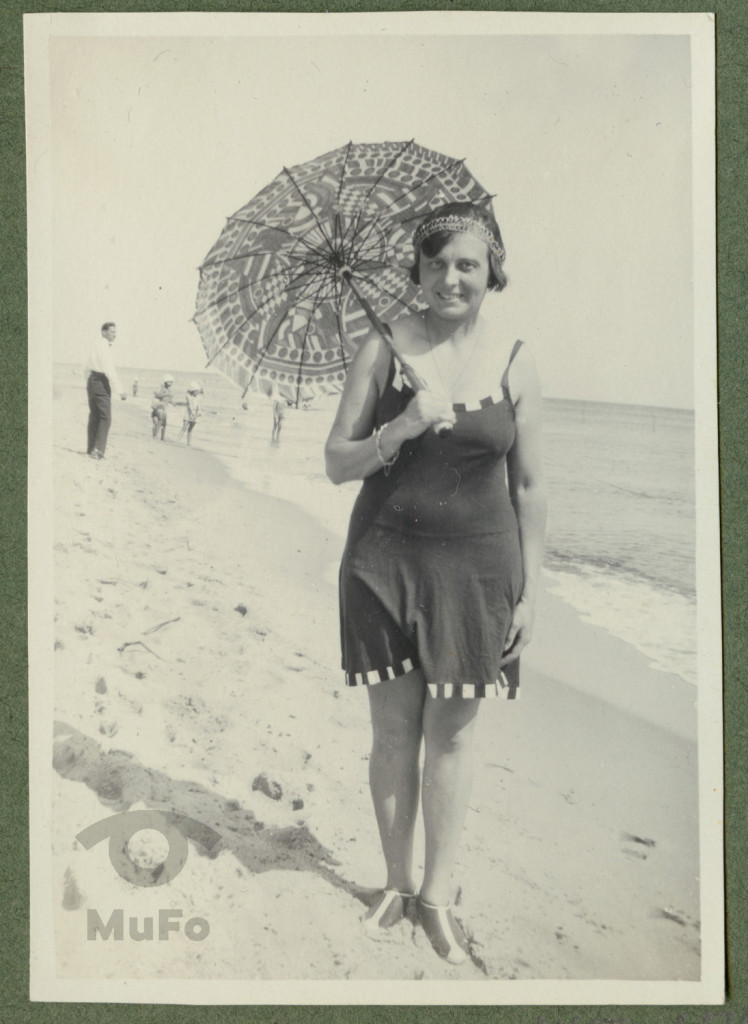 Helena Szlachtowska na plaży
